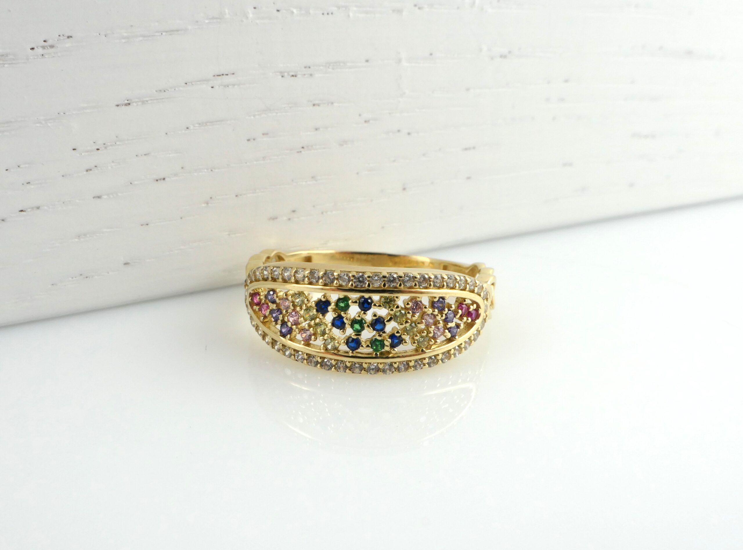 pierscionek z kolorowymi kamieniami pierscionek-z-kolorowymi-kamieniami-600x444