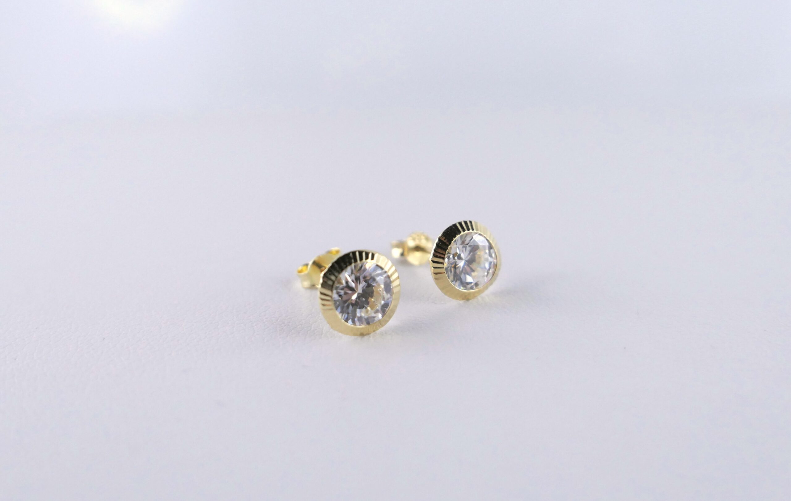 Kolczyki sztyfty złote próba 585 - cyrkonia - diamentowane 0,7 cm - BESTSELLER