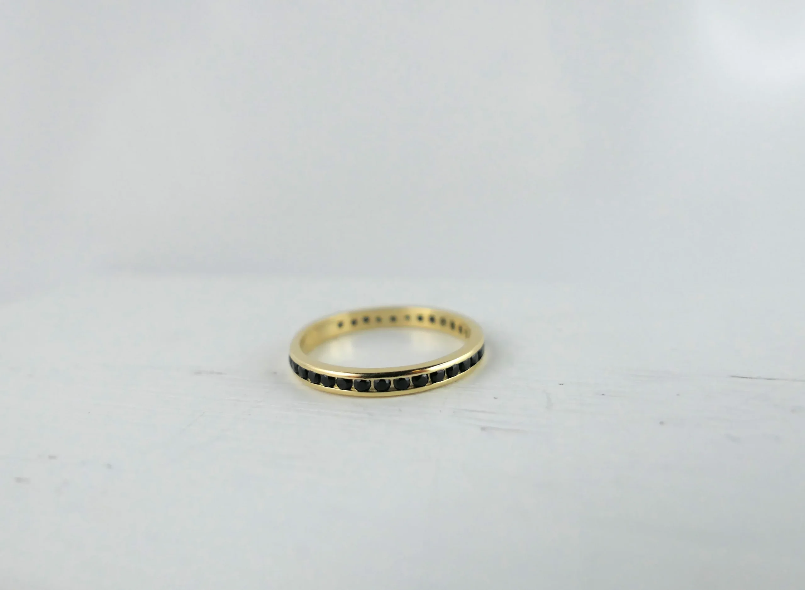 pierścionek-obrączka-czarne-cyrkonie-2 pierscionek-obraczka-czarne-cyrkonie-2-600x440