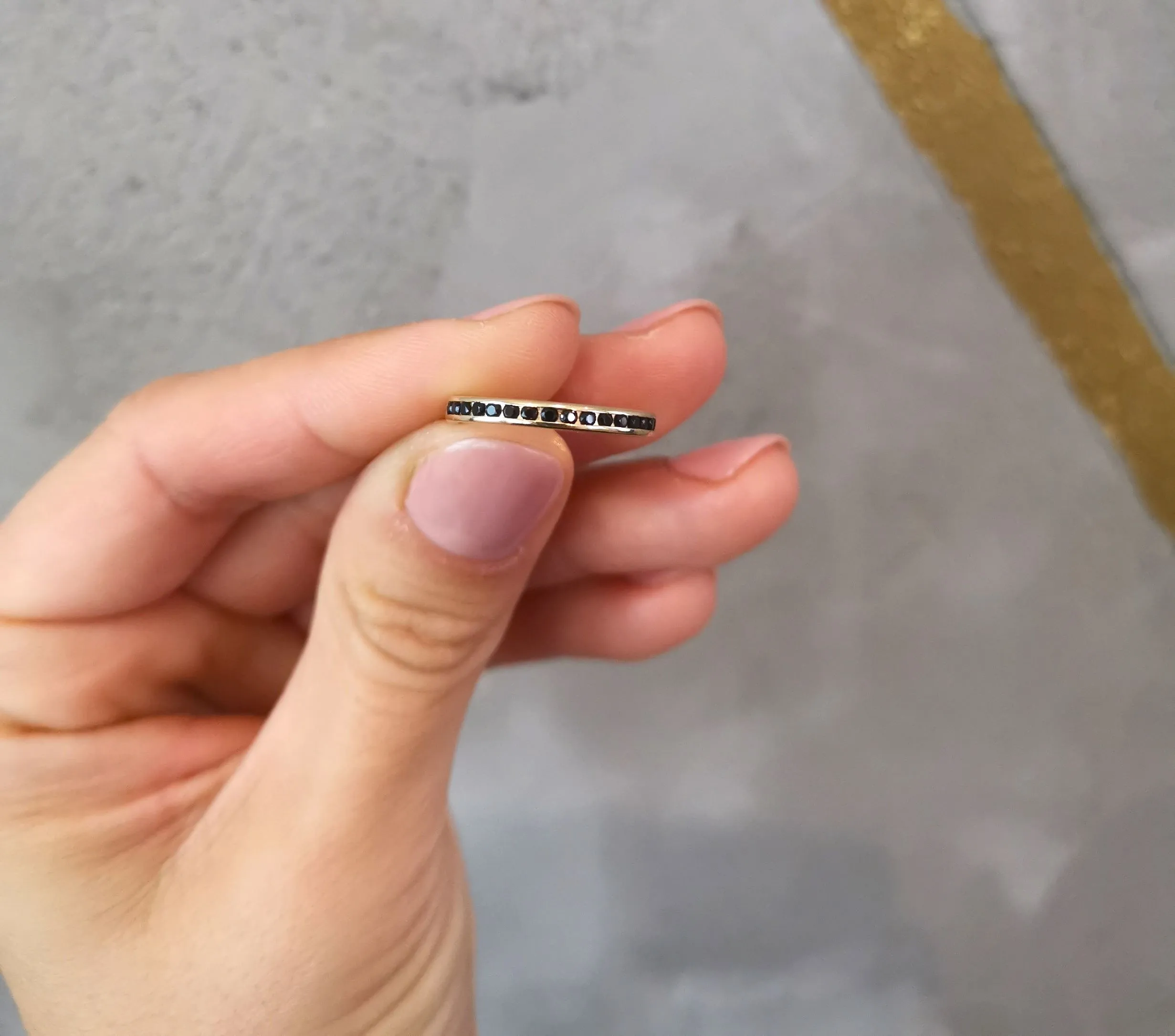 pierścionek-obrączka-czarne-cyrkonie-3 pierscionek-obraczka-czarne-cyrkonie-3-600x529