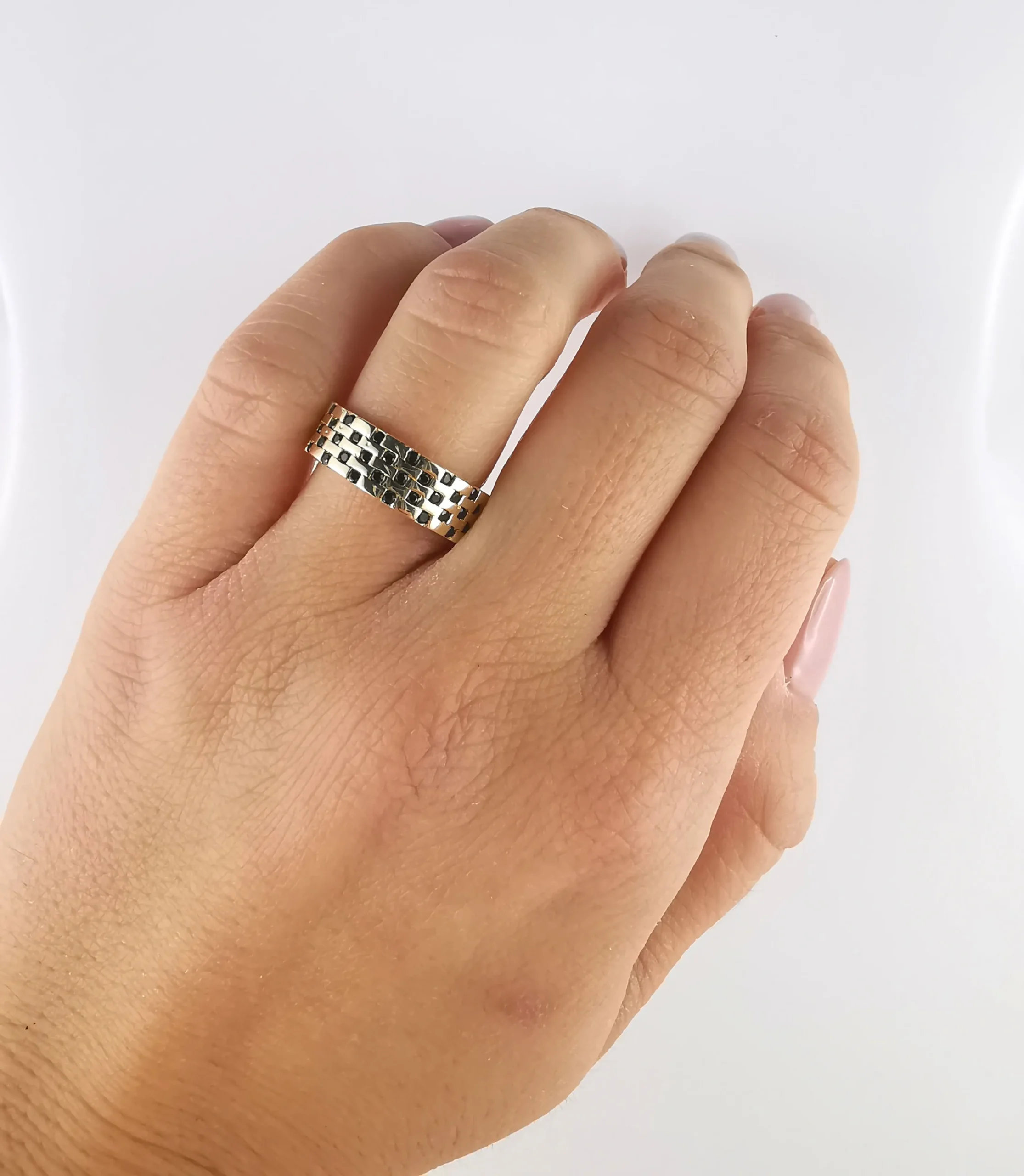 pierścionek-z-czarnymi-punktami-2 pierscionek-z-czarnymi-punktami-2-600x689