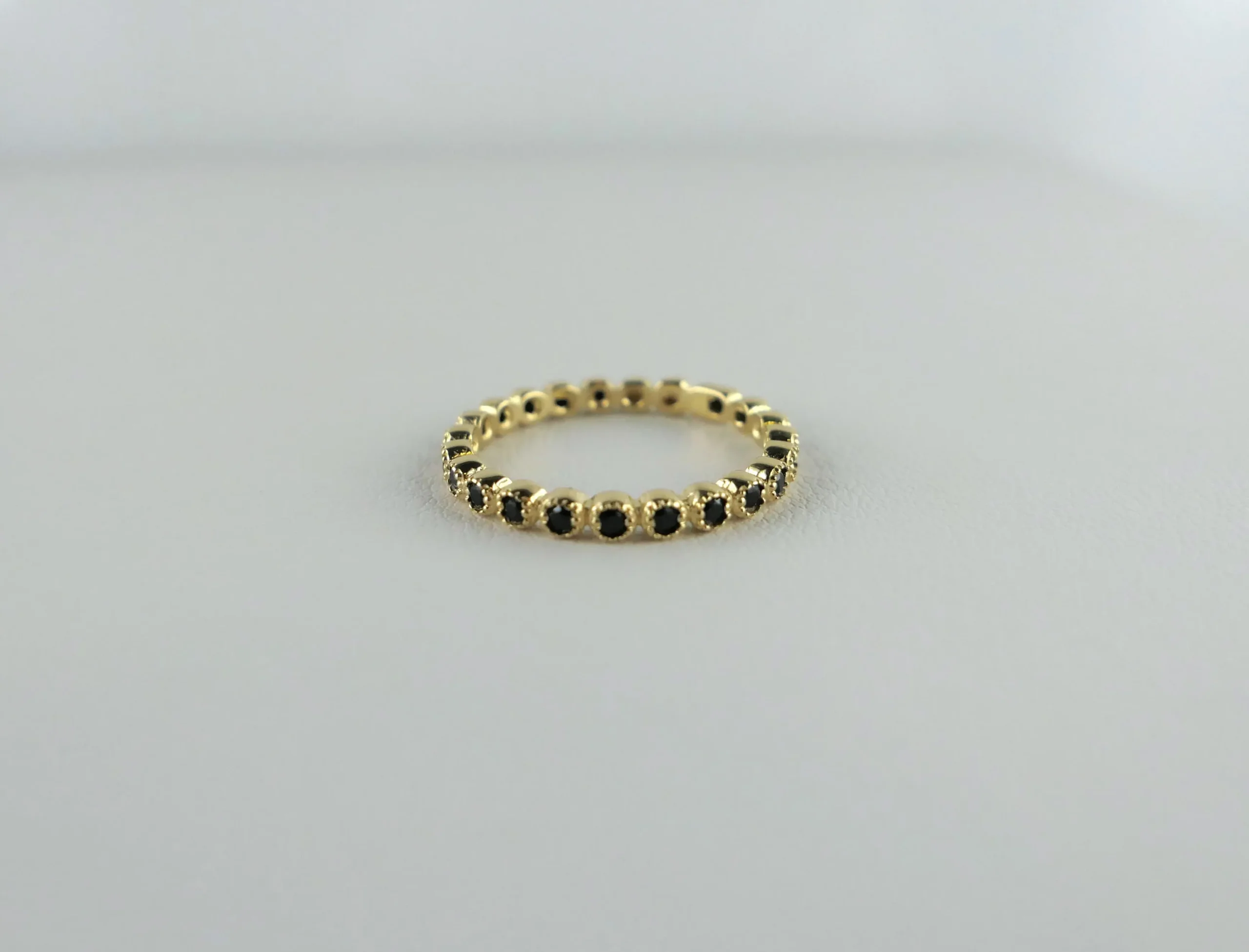 cienka-obrączka-z-czarnymi- cienka-obraczka-z-czarnymi--600x457