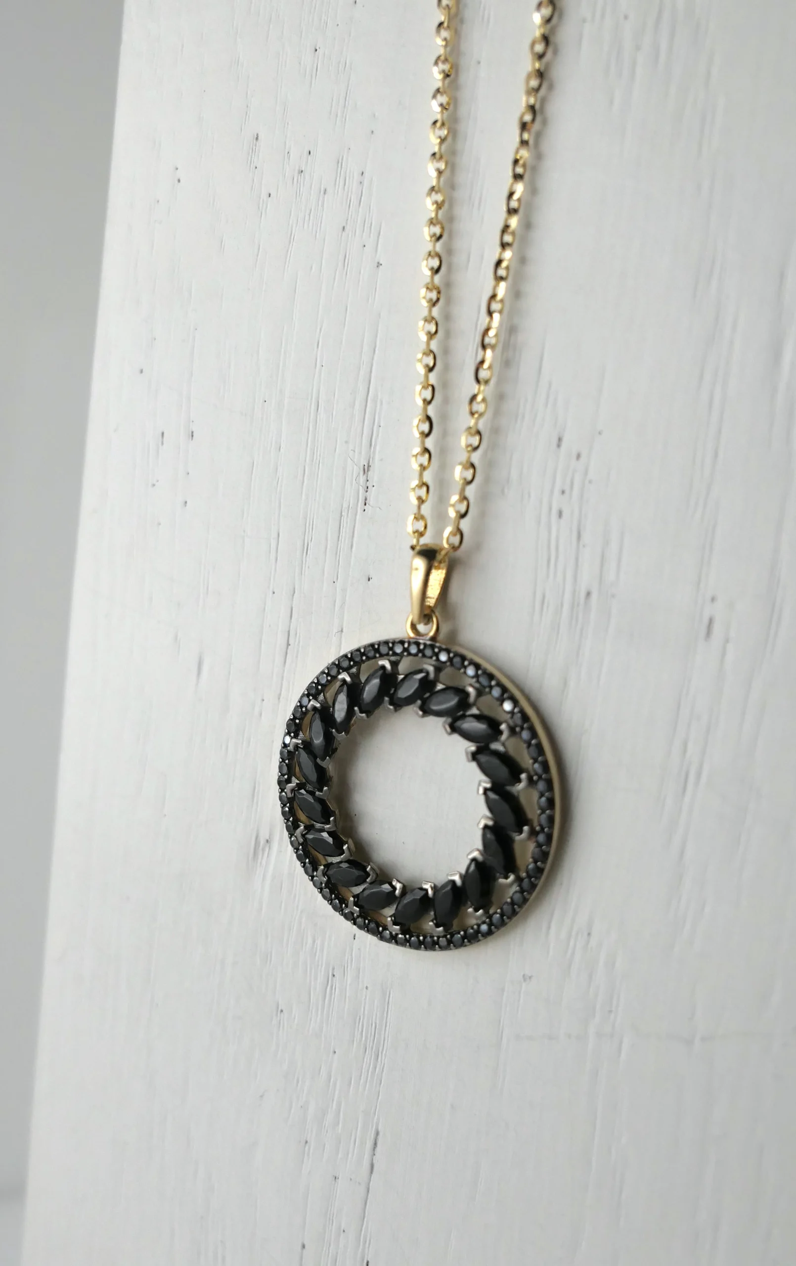 Zawieszka okrągła złota próba 585 - czarne cyrkonie + łańcuszek ankier 45 cm