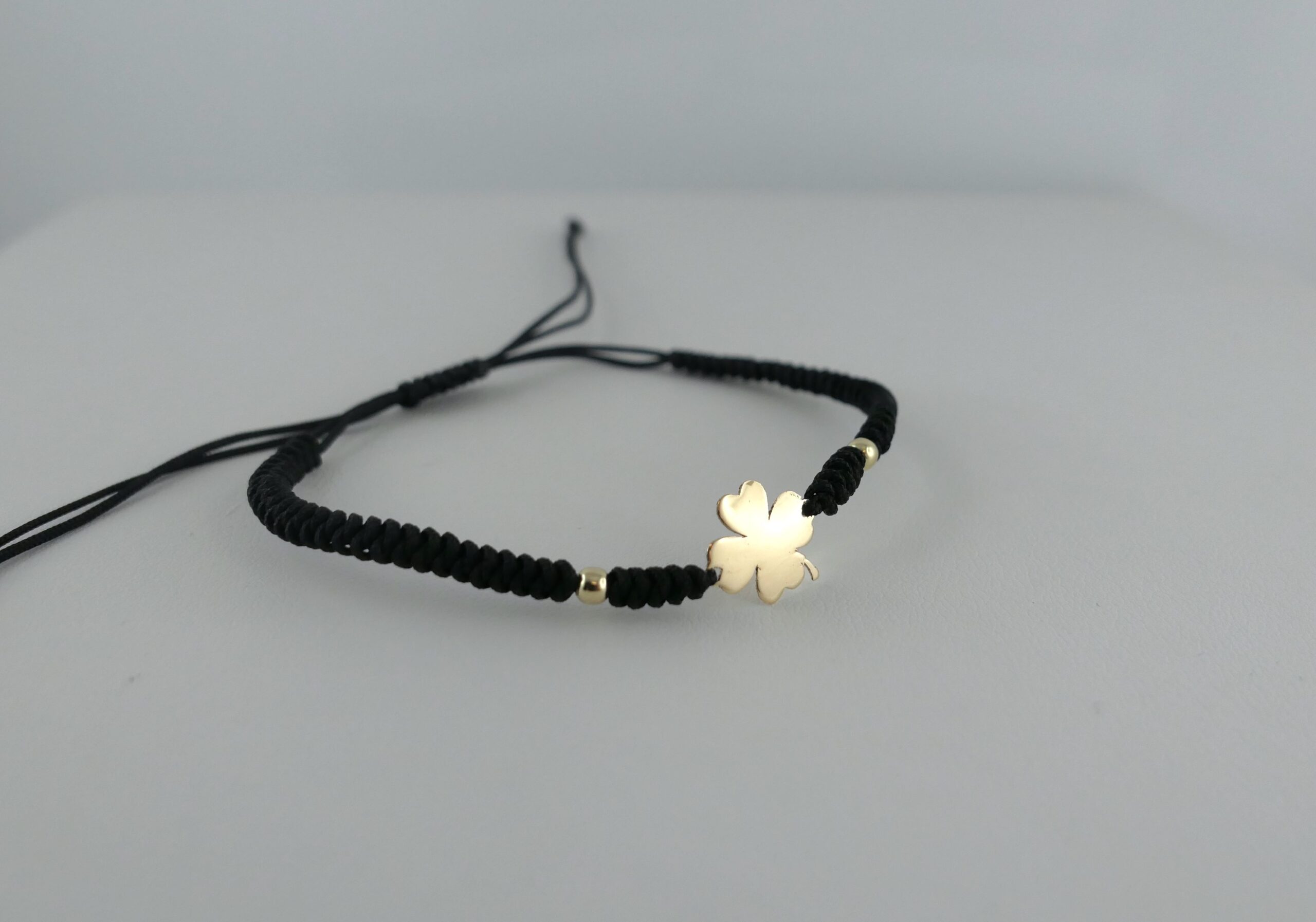 Bransoletka na czarnym sznurku - koniczyna mniejsza - złote elementy próba 585 + GRAWER GRATIS