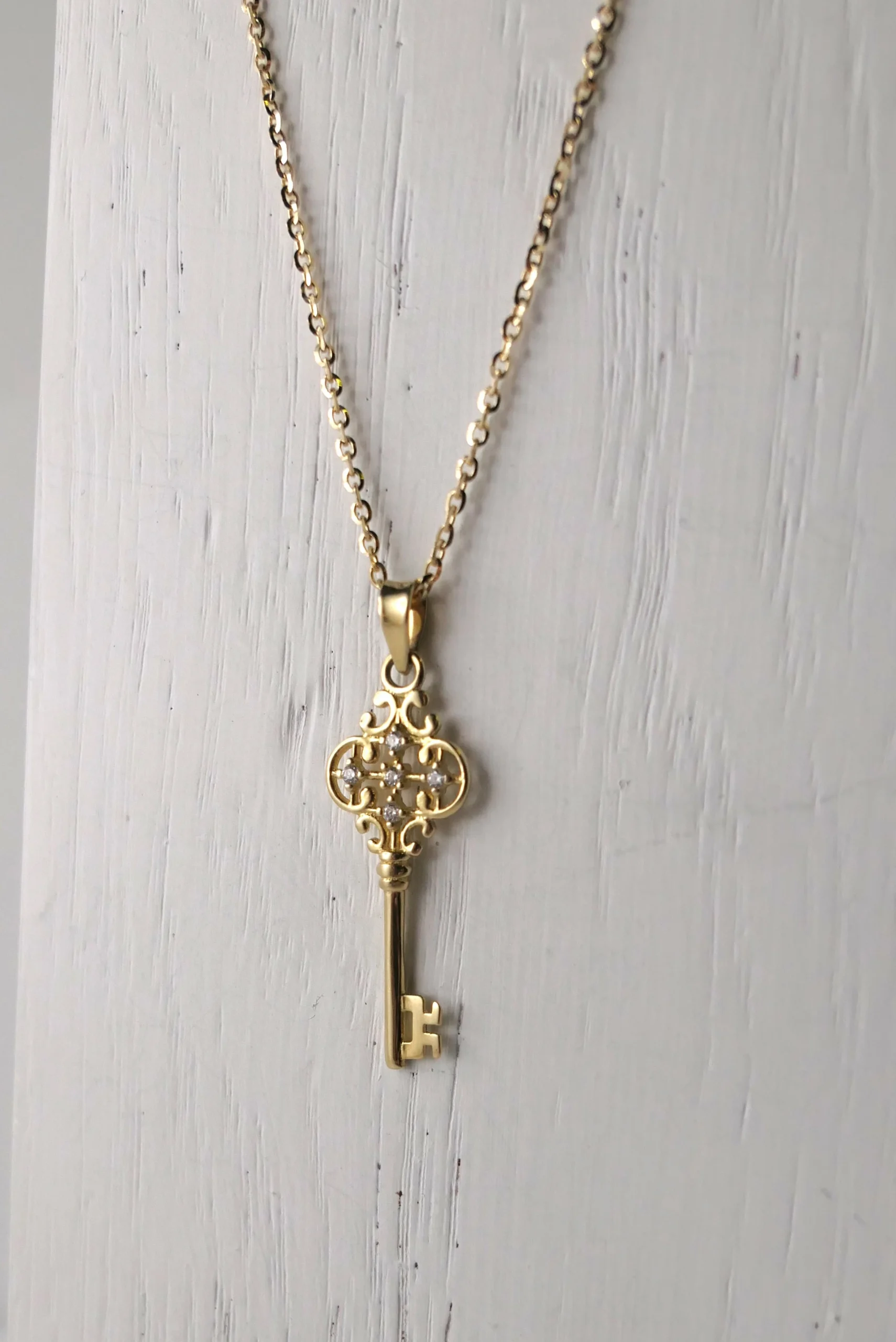 Zawieszka złota próba 585 - KLUCZ - cyrkonie - żółte złoto + łańcuszek ankier 45-50-55 cm
