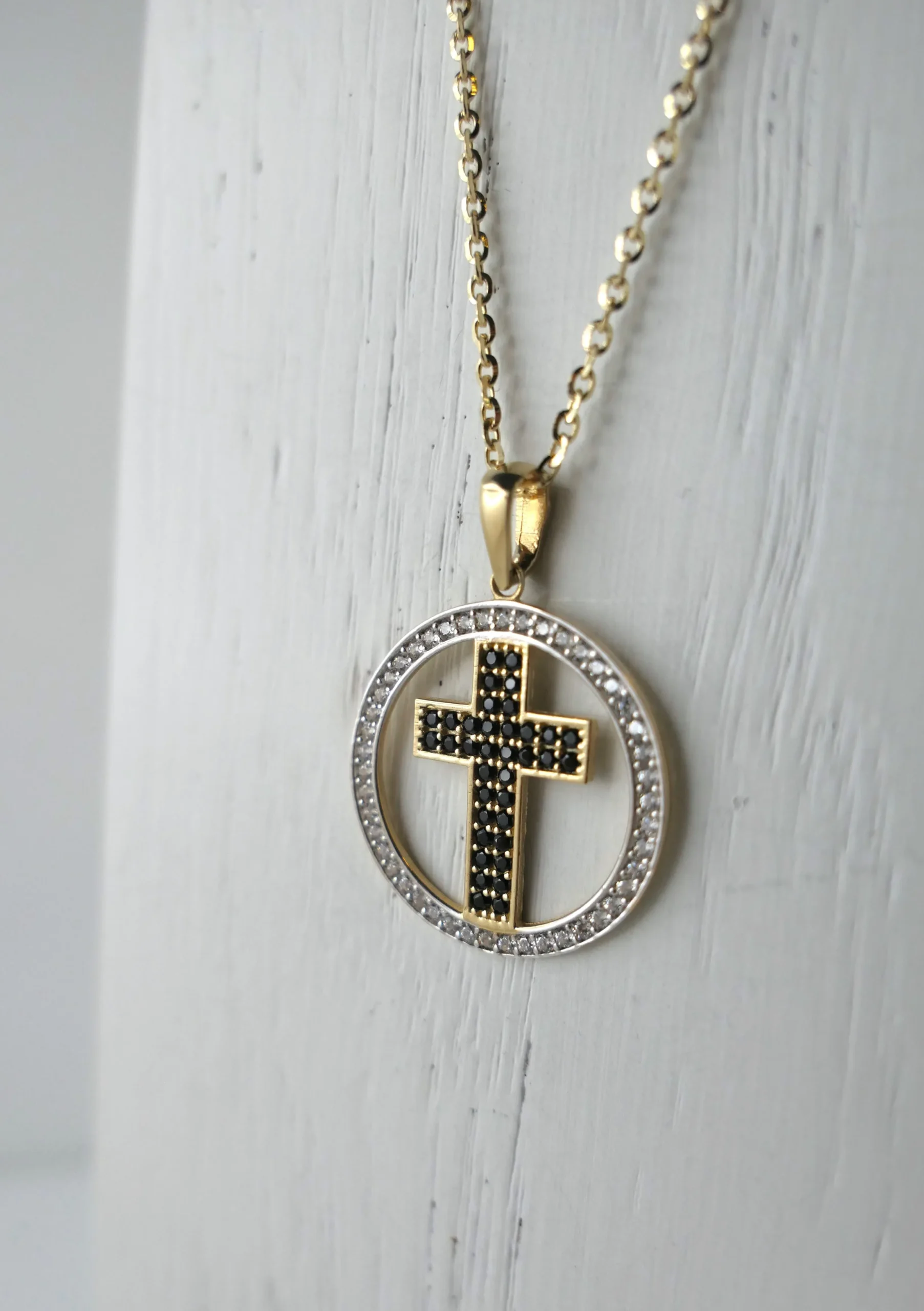 Zawieszka okrągła - krzyż - czarne i białe cyrkonie - próba 585 + łańcuszek ankier 45-50 cm